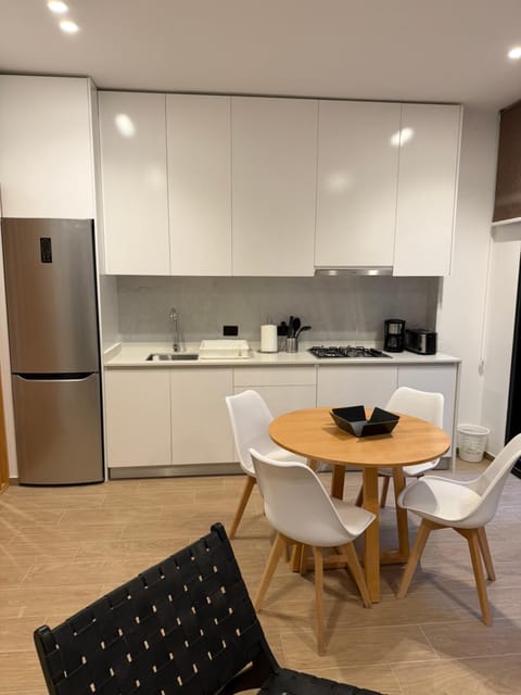 Coffee/tea facilities, Kitchen or kitchenette, Dining area, oven, stove, toaster