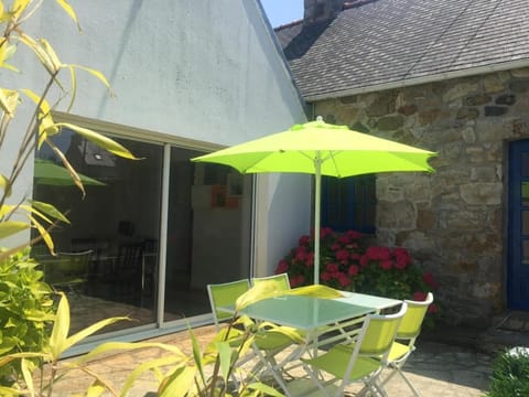 Property building, Patio, Spring, Day, Garden, Garden, Dining area, Garden view