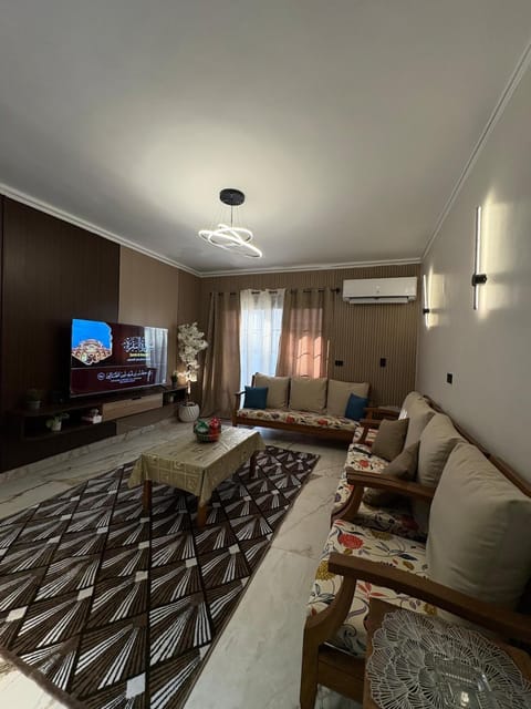 TV and multimedia, Living room, Seating area, Evening entertainment