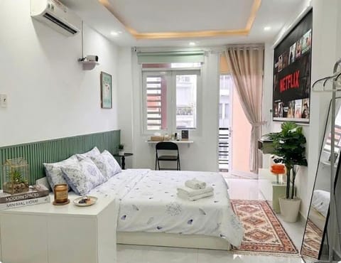 Bed, TV and multimedia, Living room, Photo of the whole room, Seating area, Bedroom, air conditioner