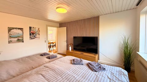 Bed, TV and multimedia, Photo of the whole room, Evening entertainment, Bedroom, towels