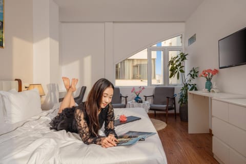 Bed, People, TV and multimedia, Photo of the whole room, Seating area, Bedroom