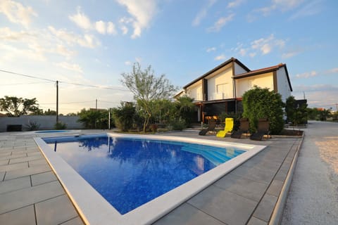 Property building, Patio, Spring, Off site, Day, Winter, Summer, Garden, Snorkeling, Decorative detail, Diving, Autumn, Garden view, Swimming pool, Sunset