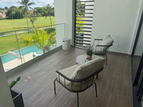 Patio, Day, Garden, View (from property/room), Balcony/Terrace, Living room, Seating area, Dining area, Garden view, Pool view, Swimming pool, sunbed