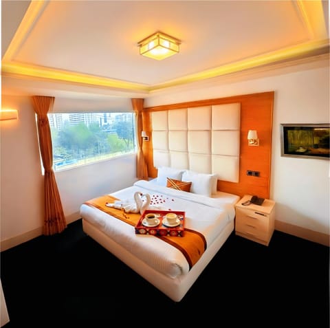 Bed, TV and multimedia, Photo of the whole room, Bedroom, City view, Inner courtyard view, towels, wardrobe