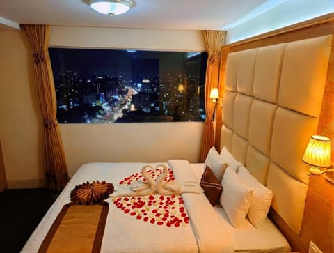 Bed, View (from property/room), Photo of the whole room, Bedroom, City view, Street view