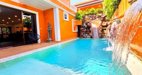 Property building, Day, Swimming pool