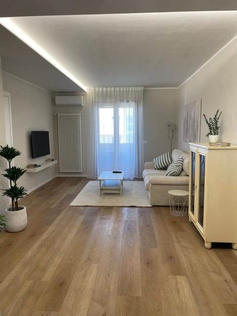 Communal lounge/ TV room, TV and multimedia, Living room, Seating area, Evening entertainment, air conditioner