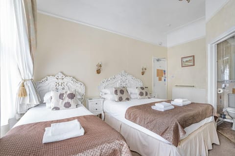 Summerlands Guest House Bed and Breakfast in Torquay