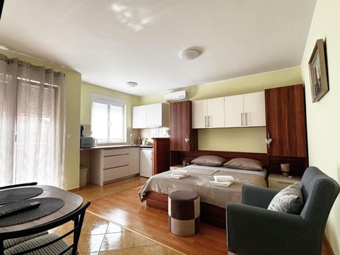 Kitchen or kitchenette, Dining area, Bedroom