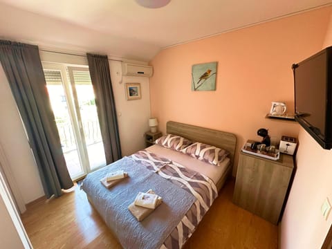 Property building, TV and multimedia, Coffee/tea facilities, Kitchen or kitchenette, Bedroom, air conditioner