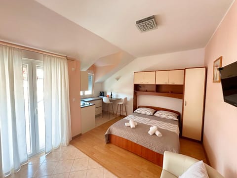 Property building, TV and multimedia, Kitchen or kitchenette, Bedroom, wardrobe