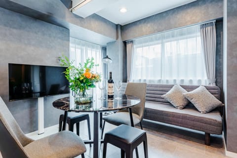 TV and multimedia, Living room, Seating area, Dining area