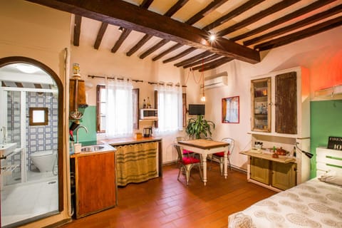 Kitchen or kitchenette, Living room