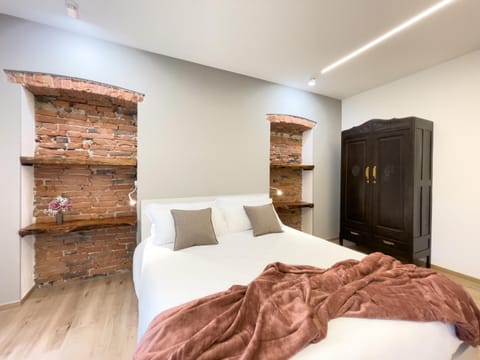Photo of the whole room, Bedroom, wardrobe