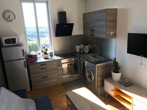 TV and multimedia, Coffee/tea facilities, Kitchen or kitchenette, oven, stove, toaster