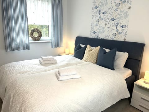 Bed, Bedroom, towels