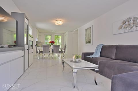 Spring, Day, Living room, Seating area