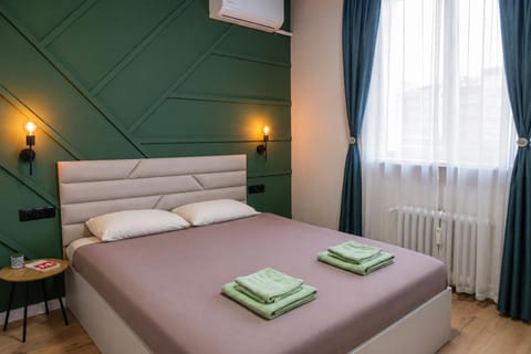 Bed, Bedroom, towels