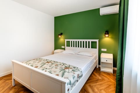 Bed, Photo of the whole room, Bedroom, air conditioner