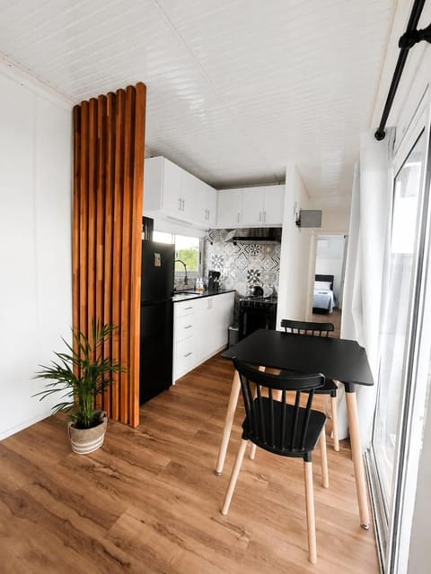 Kitchen or kitchenette, Dining area, oven, pet friendly, stove