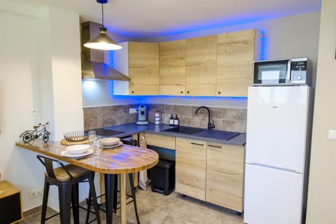 Coffee/tea facilities, Kitchen or kitchenette, Dining area, dishwasher, microwave, stove