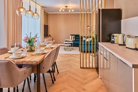 Coffee/tea facilities, Kitchen or kitchenette, Living room, Food and drinks, Seating area, Dining area, Food