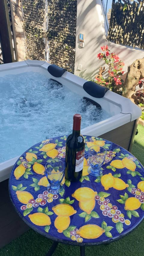Garden, Hot Tub, Hot Tub, Pool view, Alcoholic drinks, Inner courtyard view