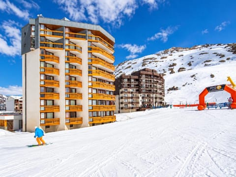 Property building, Nearby landmark, Day, Natural landscape, Winter, Skiing, Mountain view, group of guests