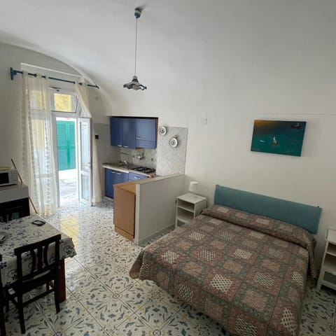 Bed, TV and multimedia, Living room, Photo of the whole room, Seating area, Dining area, Bedroom