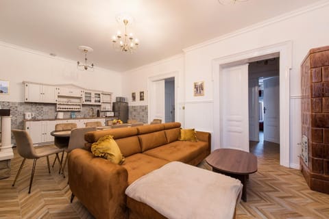 Kitchen or kitchenette, Living room, Seating area, Dining area, pet friendly, stove