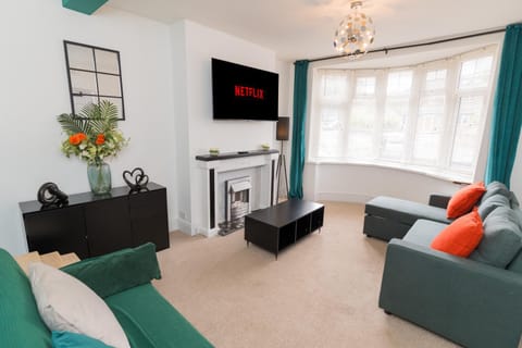 Communal lounge/ TV room, TV and multimedia, Living room, Seating area, Evening entertainment