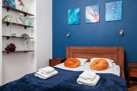 Bed, Photo of the whole room, Decorative detail, Bedroom, towels