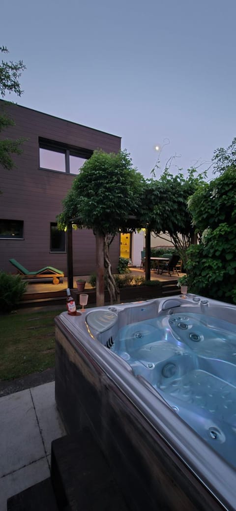 Garden, Hot Tub, Garden view