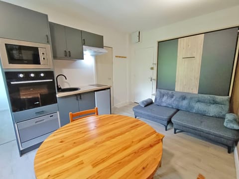 Kitchen or kitchenette, Living room, Seating area, Dining area, dishwasher, oven, stove