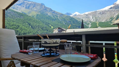 Natural landscape, View (from property/room), Balcony/Terrace, Dining area, Mountain view