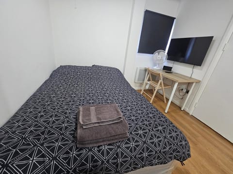Bed, TV and multimedia, Bedroom
