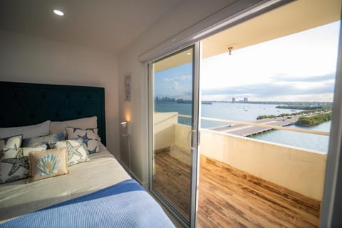 Bed, Natural landscape, View (from property/room), Balcony/Terrace, Sea view