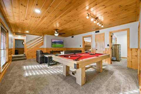 Communal lounge/ TV room, Billiard, Billiard, Game Room, Game Room, TV and multimedia, Evening entertainment