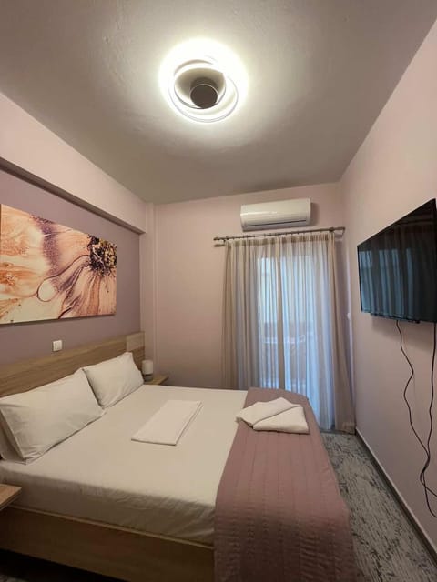 Bed, TV and multimedia, Photo of the whole room, Bedroom, towels, air conditioner