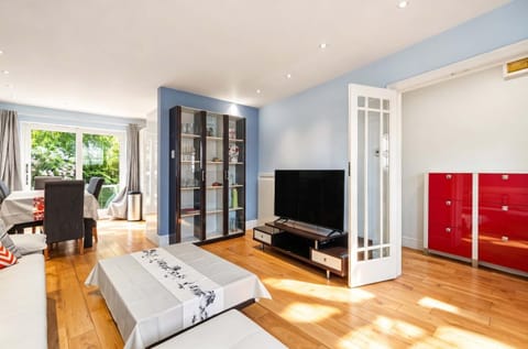 Communal lounge/ TV room, Bed, TV and multimedia, Living room, Photo of the whole room, Seating area, Evening entertainment