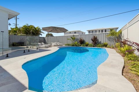 Swimming pool, sunbed