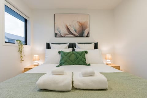Bed, Bedroom, towels