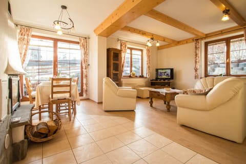 TV and multimedia, Living room, Seating area, Dining area
