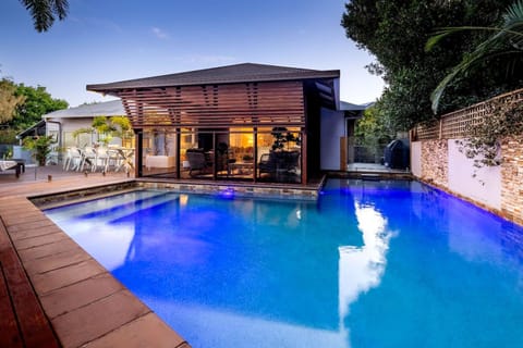Property building, Swimming pool, sunbed