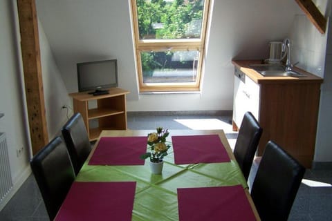 Kitchen or kitchenette, Seating area
