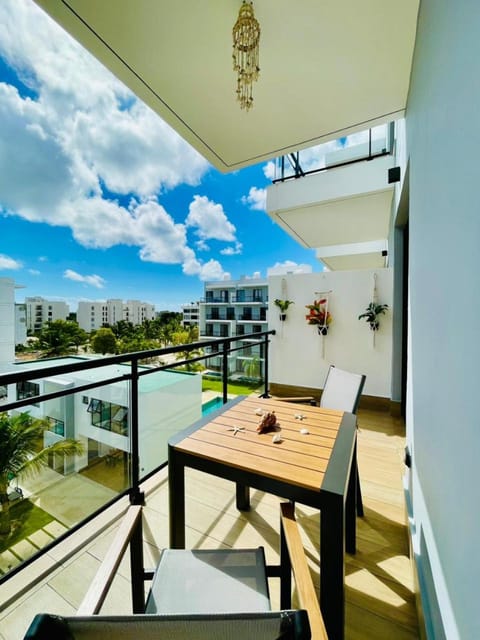 Property building, View (from property/room), Balcony/Terrace, Garden view, Pool view
