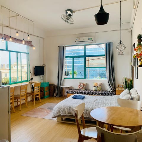 Communal lounge/ TV room, Bed, TV and multimedia, Living room, Photo of the whole room, Seating area, Evening entertainment, Bedroom, air conditioner