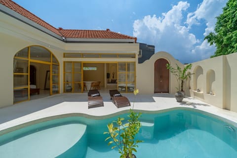 Patio, Day, Swimming pool
