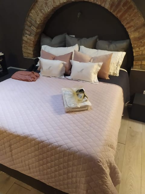Bedroom, Breakfast